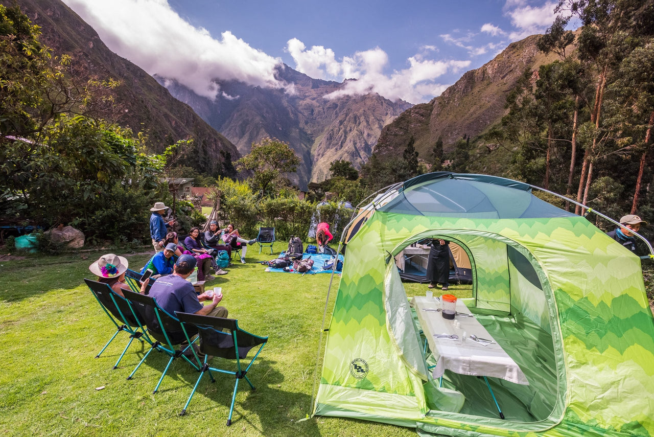 Apumayo Expediciones with guests on the Inca Trail on their way to Machu Picchu